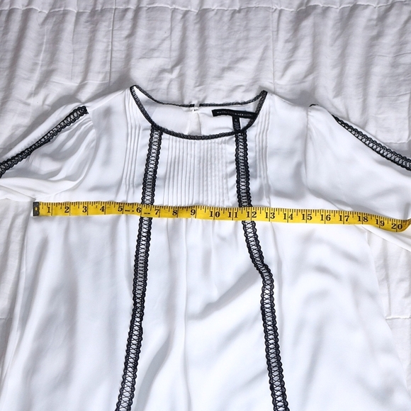 White House Black Market Blouse, Long Sleeves,Black Lace trim, Size 0 XS, White - Picture 6 of 9
